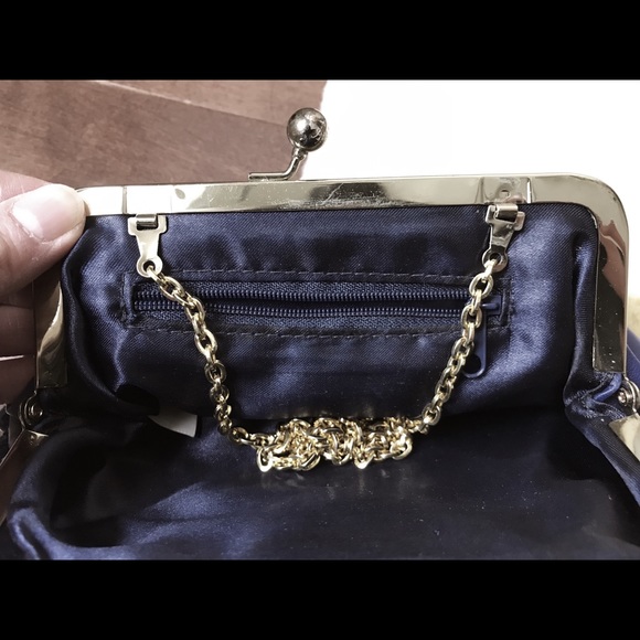 Blue beaded bag with gold tone kiss lock closure - Picture 12 of 15